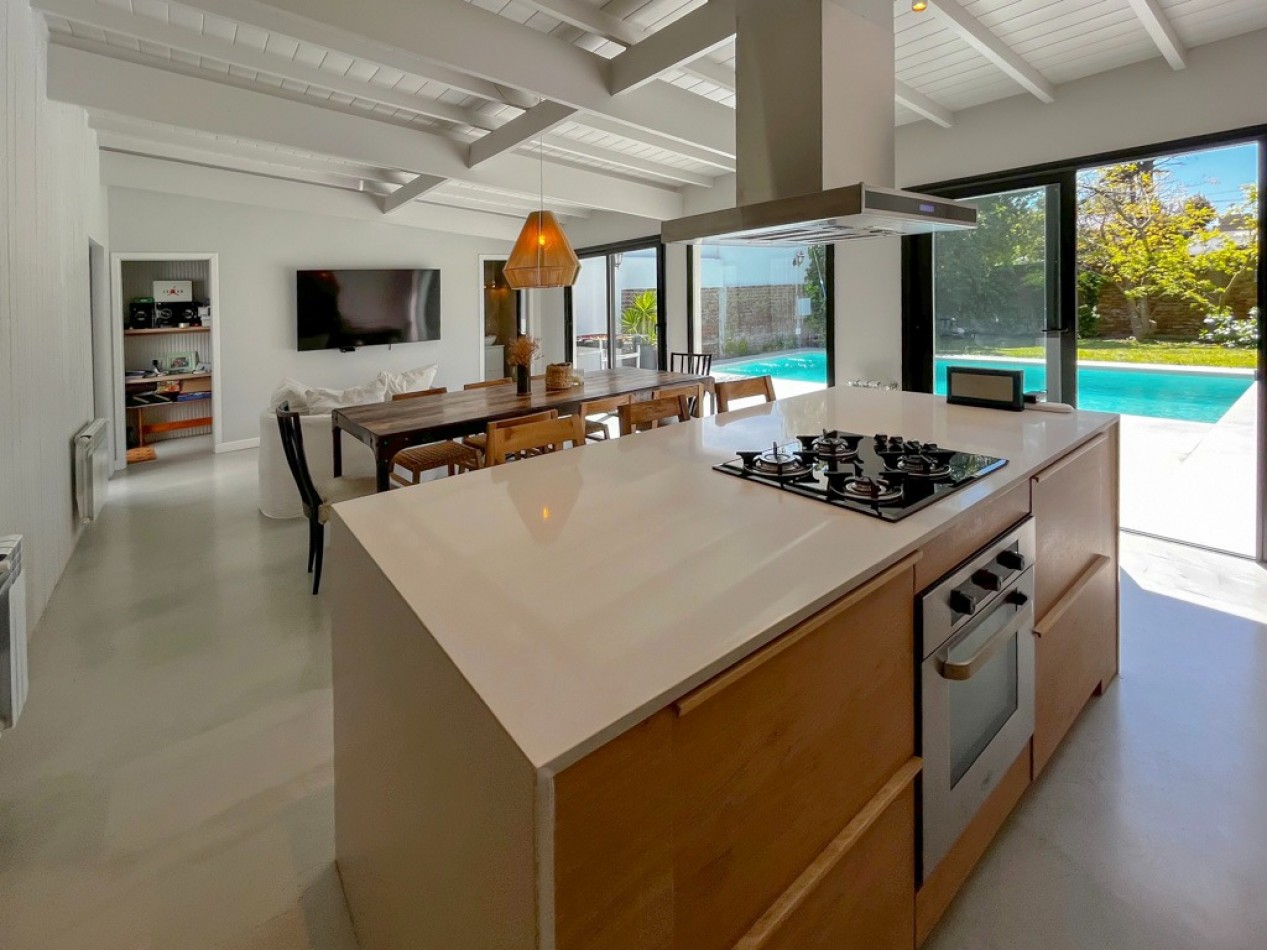 VENTA CASA 4 AMBIENTES LOS PINARES JARDIN PISCINA CLIMATIZADA 