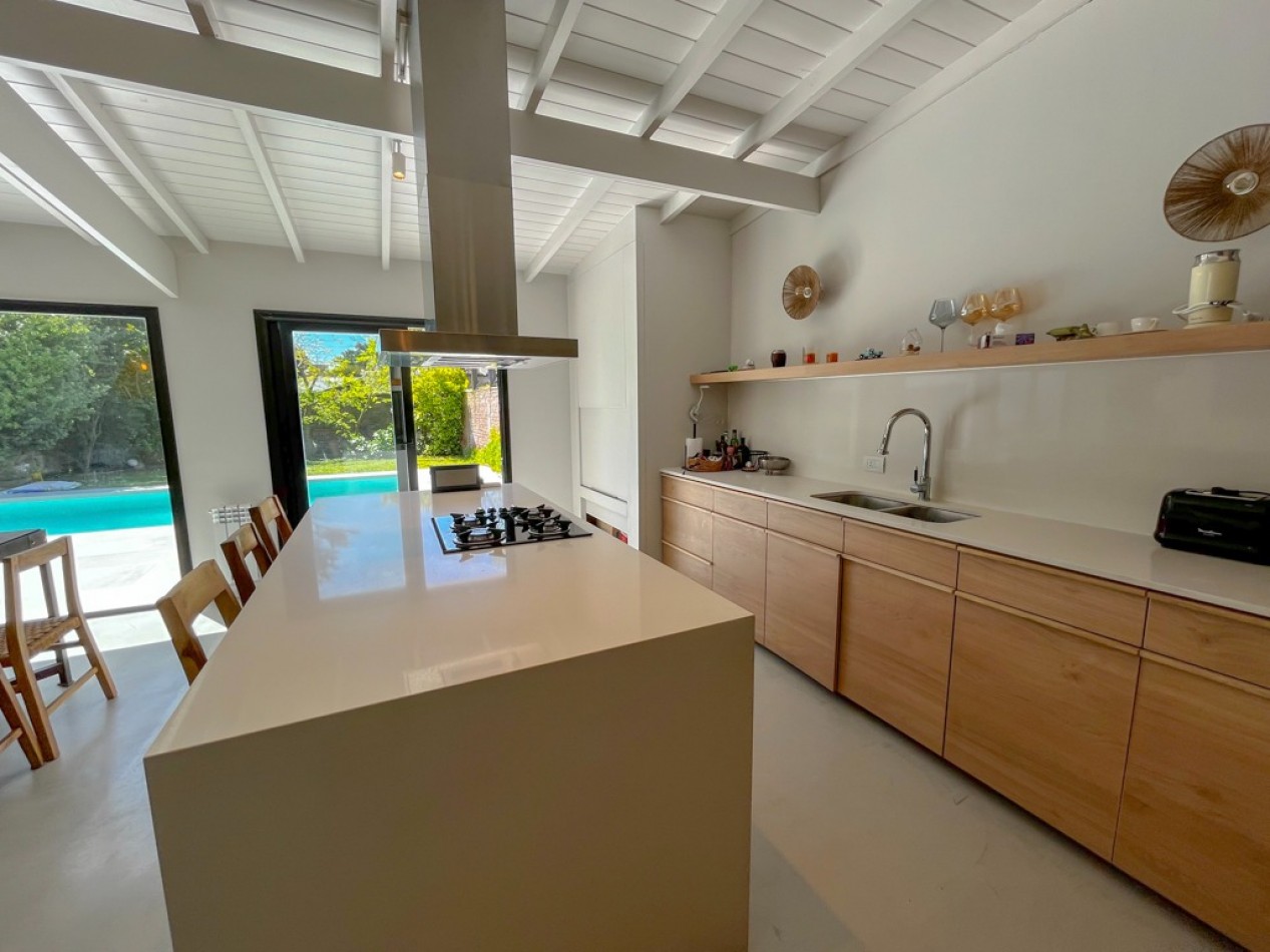 VENTA CASA 4 AMBIENTES LOS PINARES JARDIN PISCINA CLIMATIZADA 