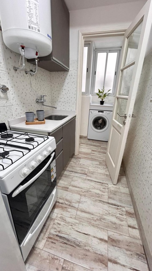 VENTA  DEPARTAMENTO 2 AMBIENTES CON DEPENDENCIA AL  FRENTE CON BALCON  RECICLADO ZONA CENTRO  OPCION COCHERA  