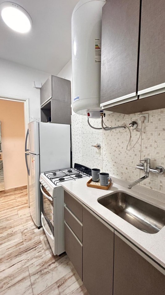 VENTA  DEPARTAMENTO 2 AMBIENTES CON DEPENDENCIA AL  FRENTE CON BALCON  RECICLADO ZONA CENTRO  OPCION COCHERA  