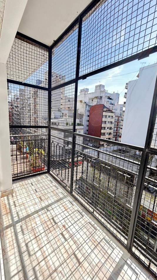 VENTA  DEPARTAMENTO 2 AMBIENTES CON DEPENDENCIA AL  FRENTE CON BALCON  RECICLADO ZONA CENTRO  OPCION COCHERA  