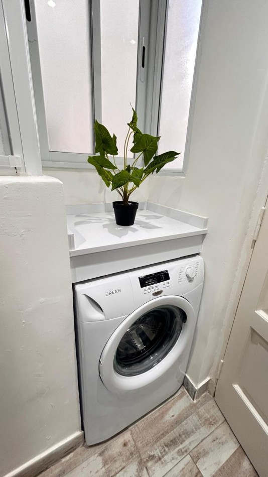 VENTA  DEPARTAMENTO 2 AMBIENTES CON DEPENDENCIA AL  FRENTE CON BALCON  RECICLADO ZONA CENTRO  OPCION COCHERA  