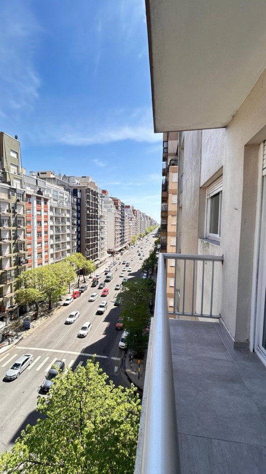 VENTA DEPARTAMENTO 3 AMBIENTES AL FRENTE CON BALCON RECICLADO ZONA PLAZA COLON