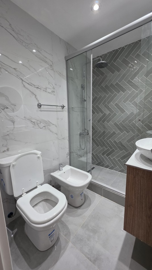 VENTA DEPARTAMENTO 2 AMBIENTES AL FRENTE CON BALCON PLAZA COLON 