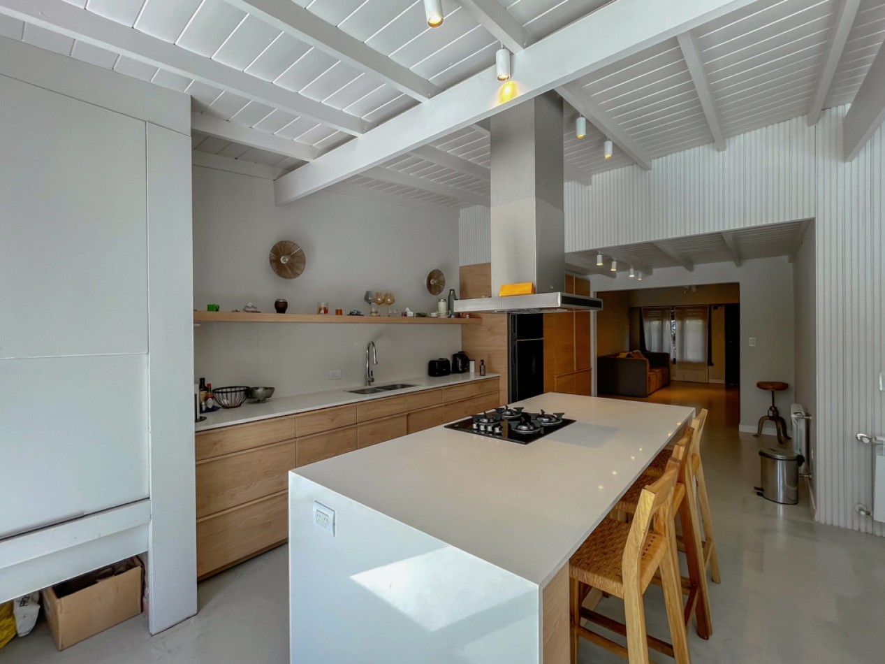 VENTA CASA 4 AMBIENTES LOS PINARES JARDIN PISCINA CLIMATIZADA 