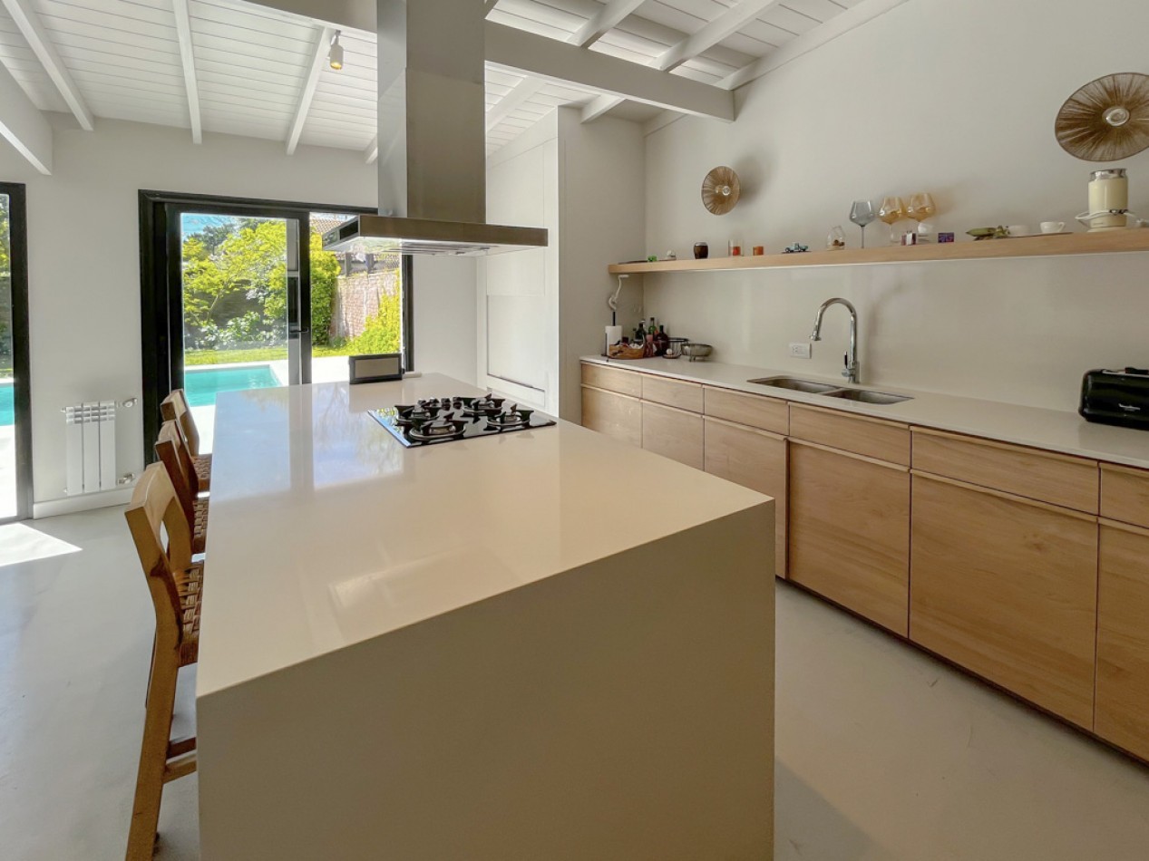 VENTA CASA 4 AMBIENTES LOS PINARES JARDIN PISCINA CLIMATIZADA 
