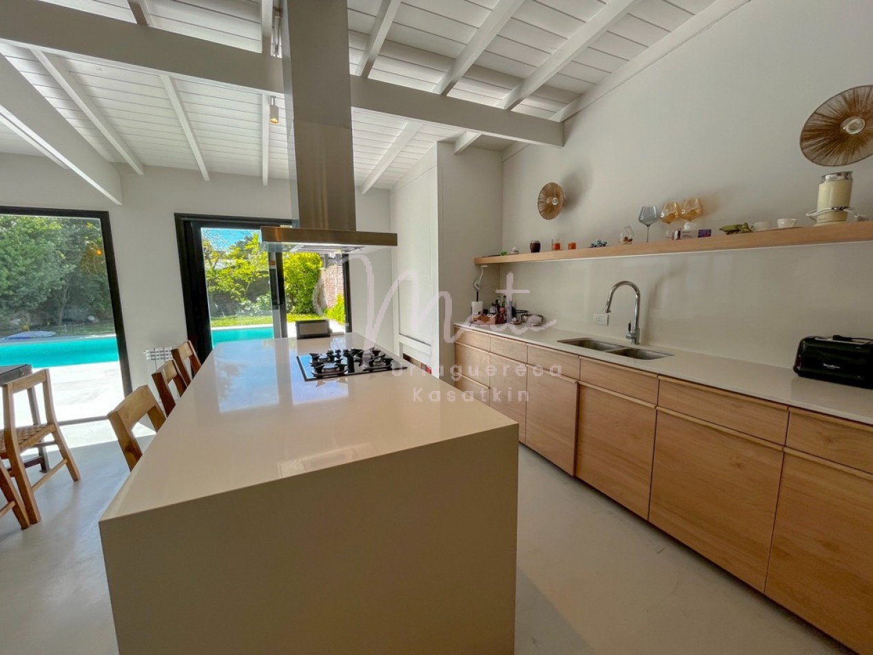 VENTA CASA 4 AMBIENTES LOS PINARES JARDIN PISCINA CLIMATIZADA 