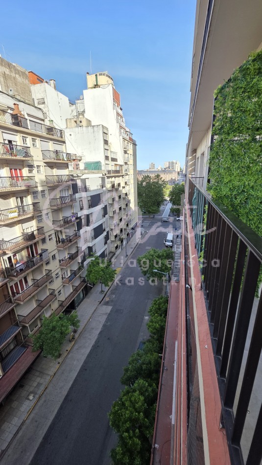 VENTA DEPARTAMENTO 2 AMBIENTES AL FRENTE CON BALCON PLAZA COLON 