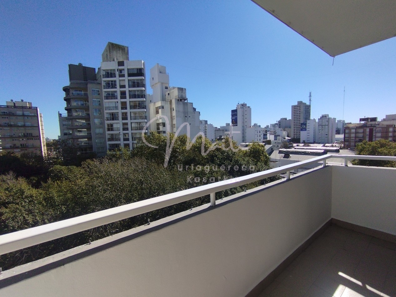 DEPARTAMENTO 2 AMBIENTES CON BALCON AL FRENTE ZONA CENTRO 