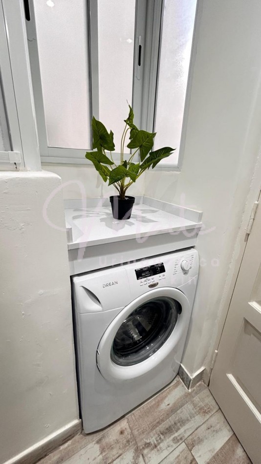 VENTA  DEPARTAMENTO 2 AMBIENTES CON DEPENDENCIA AL  FRENTE CON BALCON  RECICLADO ZONA CENTRO  OPCION COCHERA  