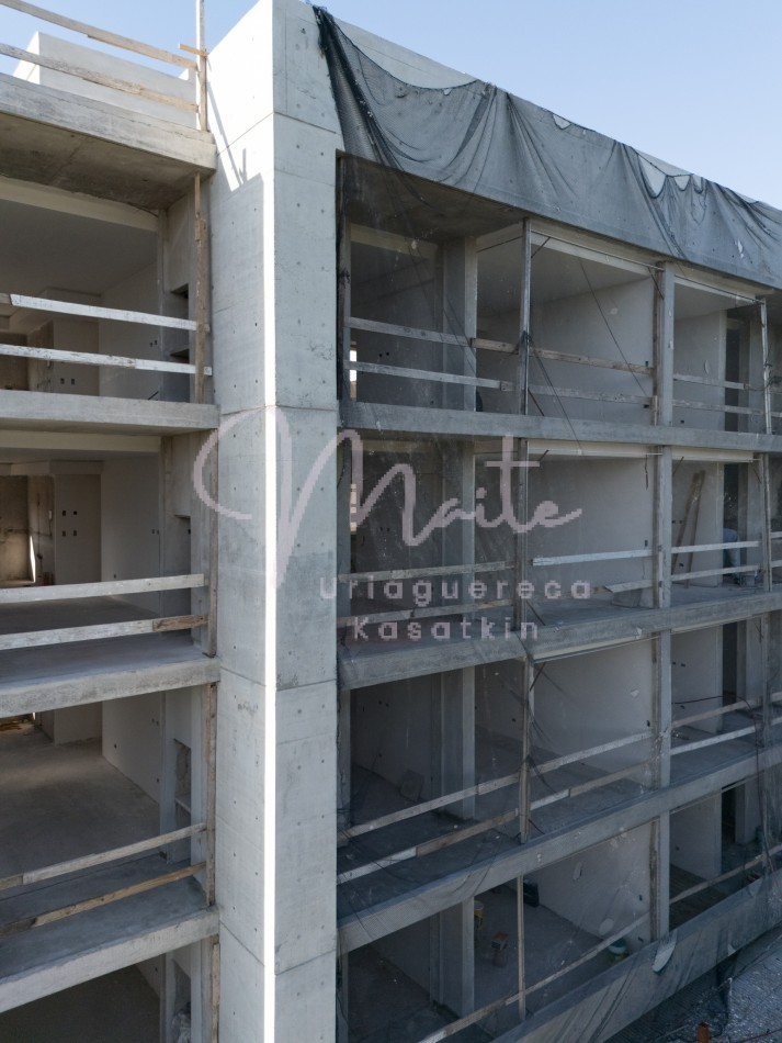   DEPARTAMENTO 2 AMBIENTES AL FRENTE CON  BALCON A ESTRENAR ZONA ALDREY COCHERA  