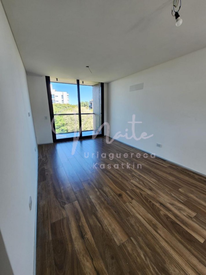   DEPARTAMENTO 2 AMBIENTES AL FRENTE CON  BALCON A ESTRENAR ZONA ALDREY COCHERA  