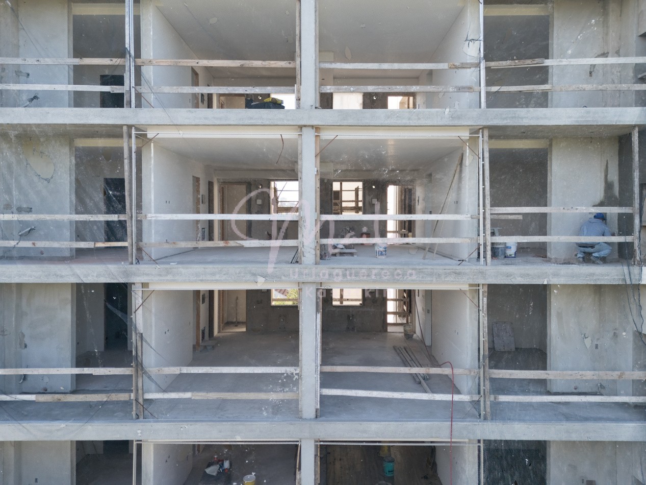   DEPARTAMENTO 2 AMBIENTES AL FRENTE CON  BALCON A ESTRENAR ZONA ALDREY COCHERA  