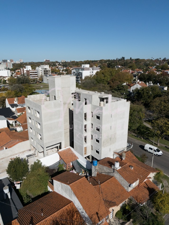  DEPARTAMENTO 2 AMBIENTES AL FRENTE CON  BALCON A ESTRENAR ZONA ALDREY COCHERA  