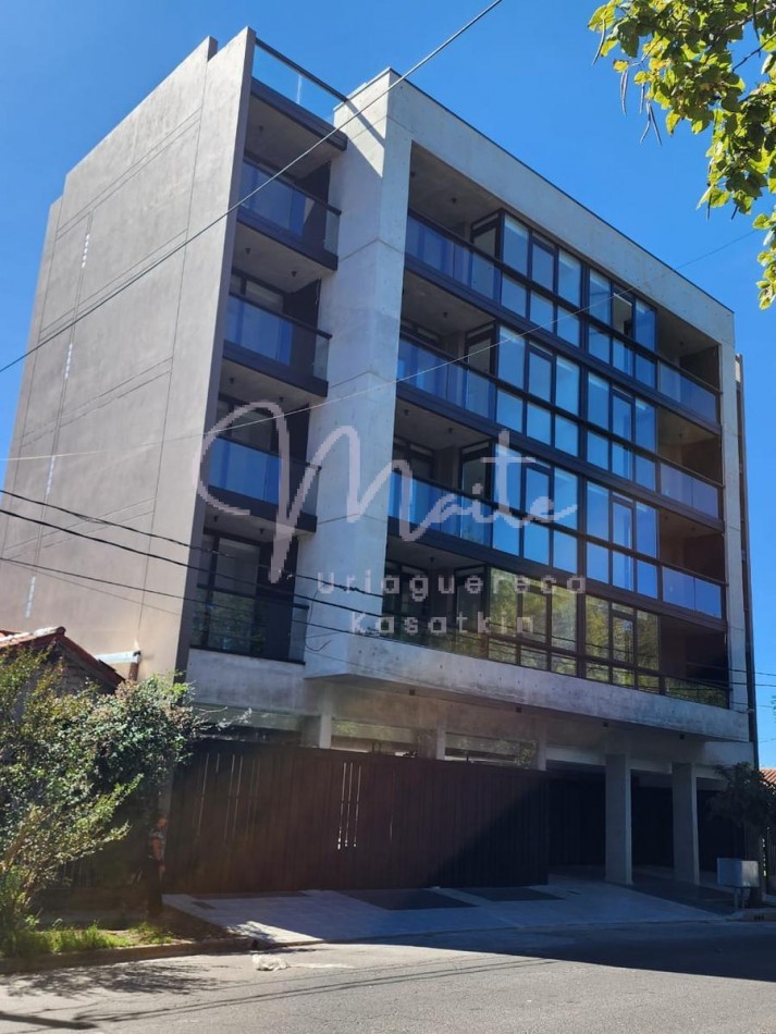   DEPARTAMENTO 2 AMBIENTES AL FRENTE CON  BALCON A ESTRENAR ZONA ALDREY COCHERA  