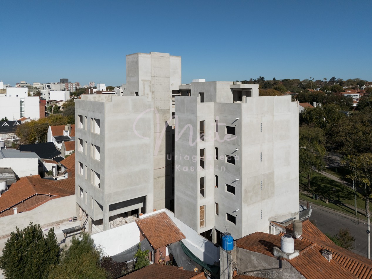  DEPARTAMENTO 2 AMBIENTES AL FRENTE CON  BALCON A ESTRENAR ZONA ALDREY COCHERA  