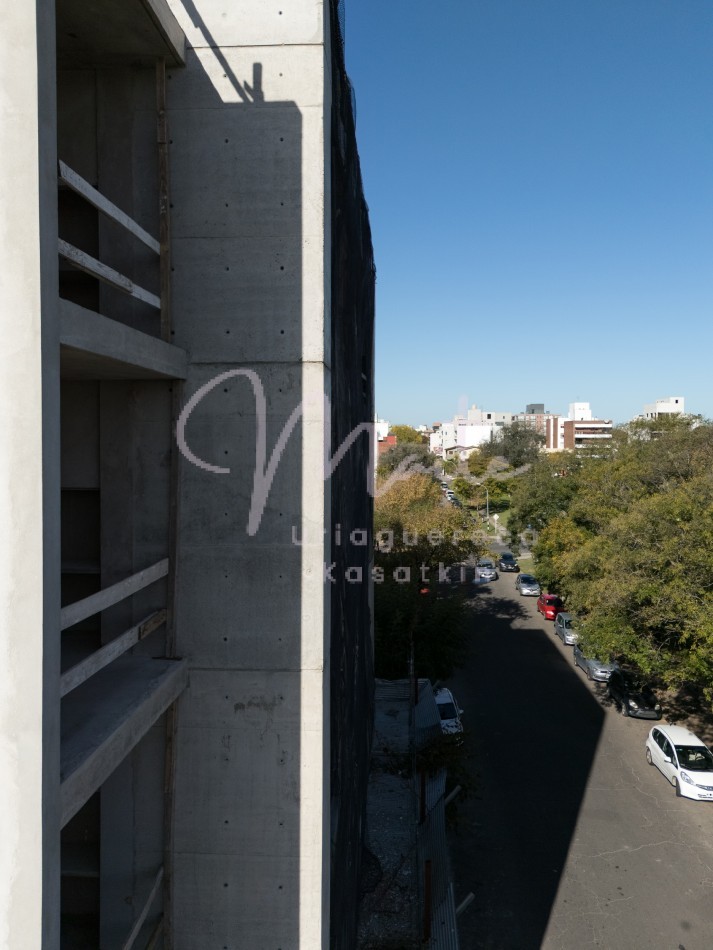   DEPARTAMENTO 2 AMBIENTES AL FRENTE CON  BALCON A ESTRENAR ZONA ALDREY COCHERA  
