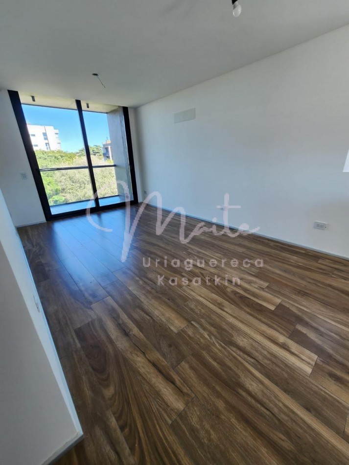   DEPARTAMENTO 2 AMBIENTES AL FRENTE CON  BALCON A ESTRENAR ZONA ALDREY COCHERA  