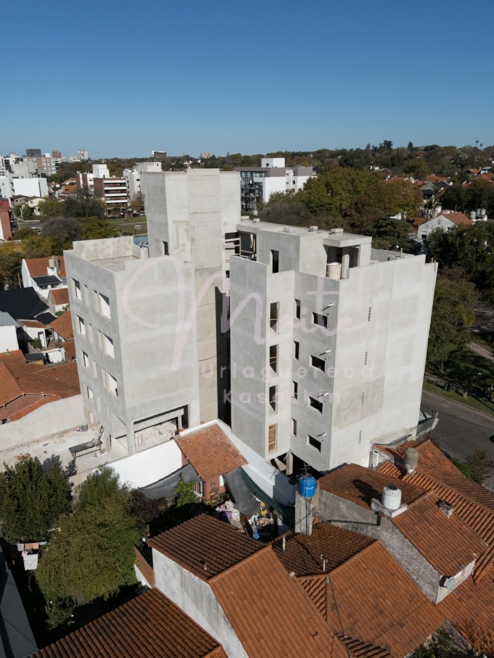   DEPARTAMENTO 2 AMBIENTES AL FRENTE CON  BALCON A ESTRENAR ZONA ALDREY COCHERA  