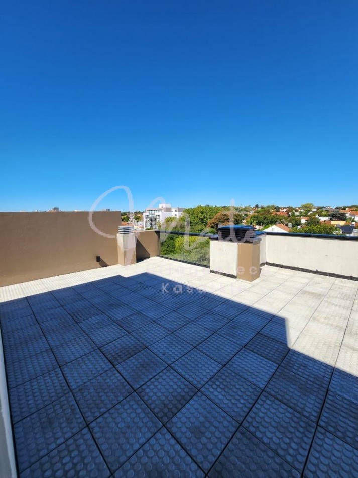   DEPARTAMENTO 2 AMBIENTES AL FRENTE CON  BALCON A ESTRENAR ZONA ALDREY COCHERA  