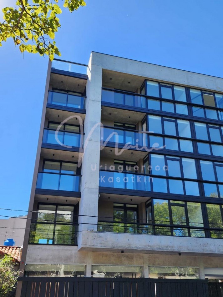   DEPARTAMENTO 2 AMBIENTES AL FRENTE CON  BALCON A ESTRENAR ZONA ALDREY COCHERA  