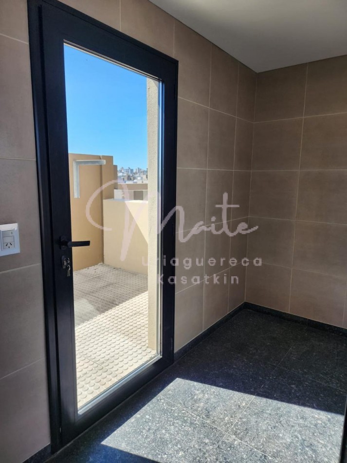   DEPARTAMENTO 2 AMBIENTES AL FRENTE CON  BALCON A ESTRENAR ZONA ALDREY COCHERA  
