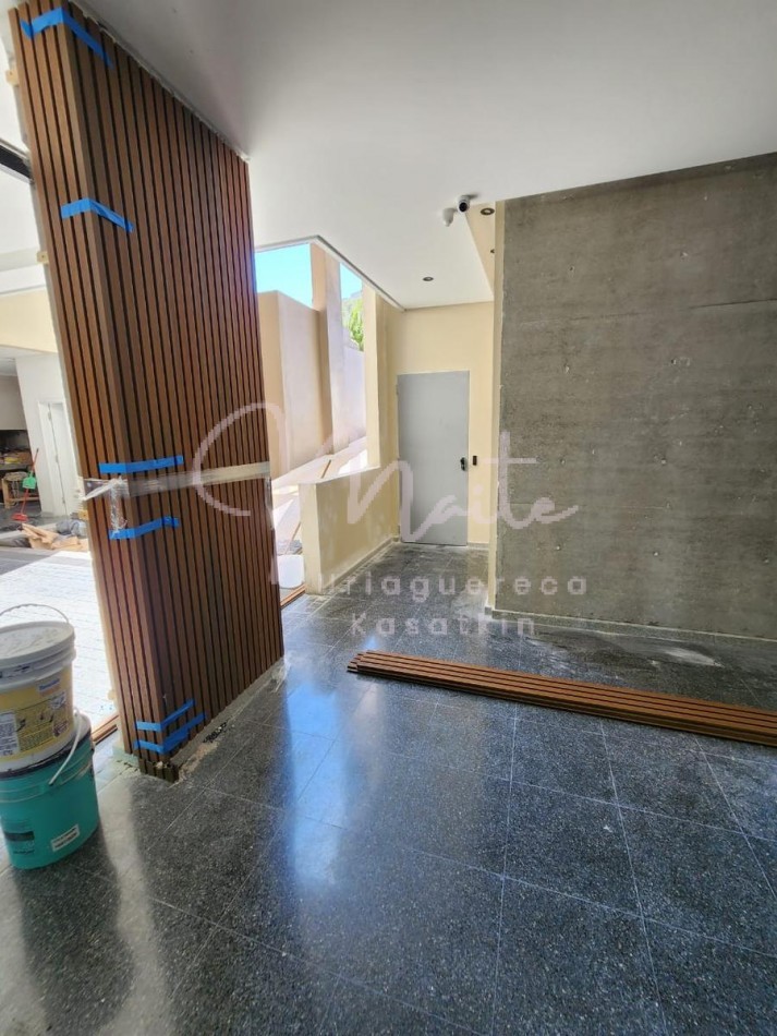   DEPARTAMENTO 2 AMBIENTES AL FRENTE CON  BALCON A ESTRENAR ZONA ALDREY COCHERA  