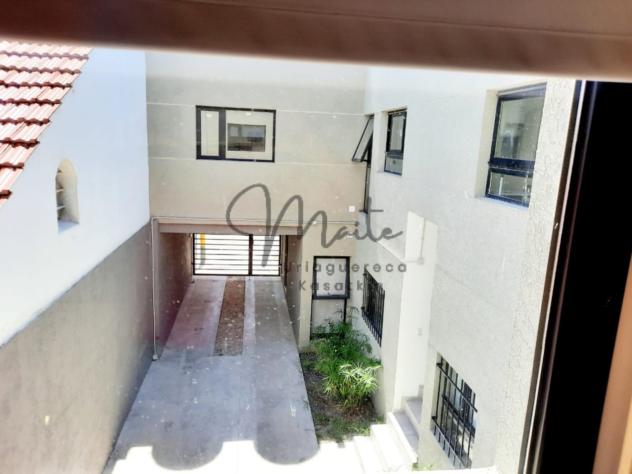VENTA PH 2 AMB  PLANTA BAJA FRENTE PLAZA ITALIA  COCHERA DESCUBIERTA 