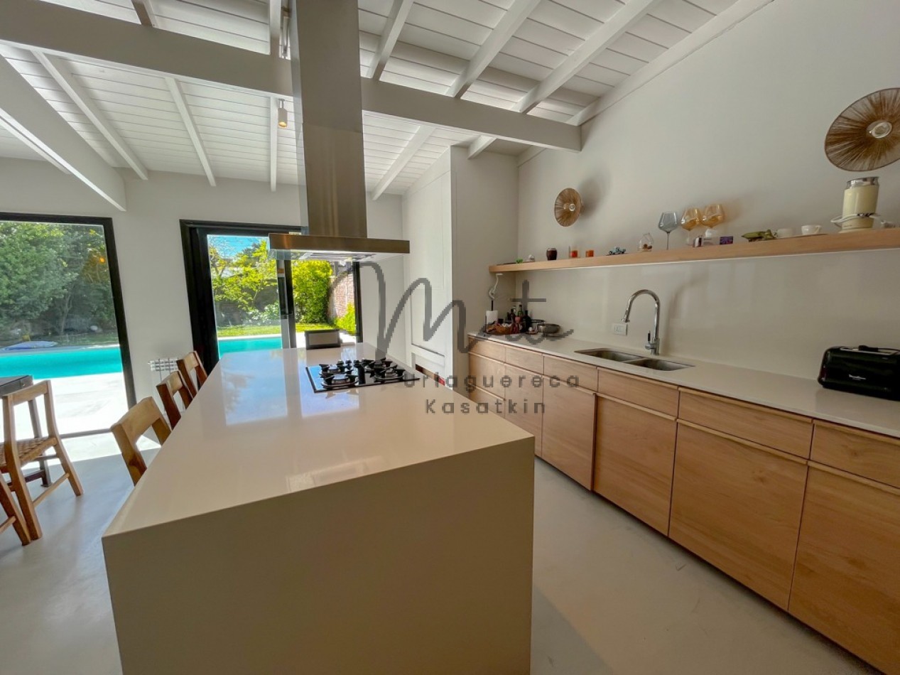 VENTA CASA 4 AMBIENTES LOS PINARES JARDIN PISCINA CLIMATIZADA 