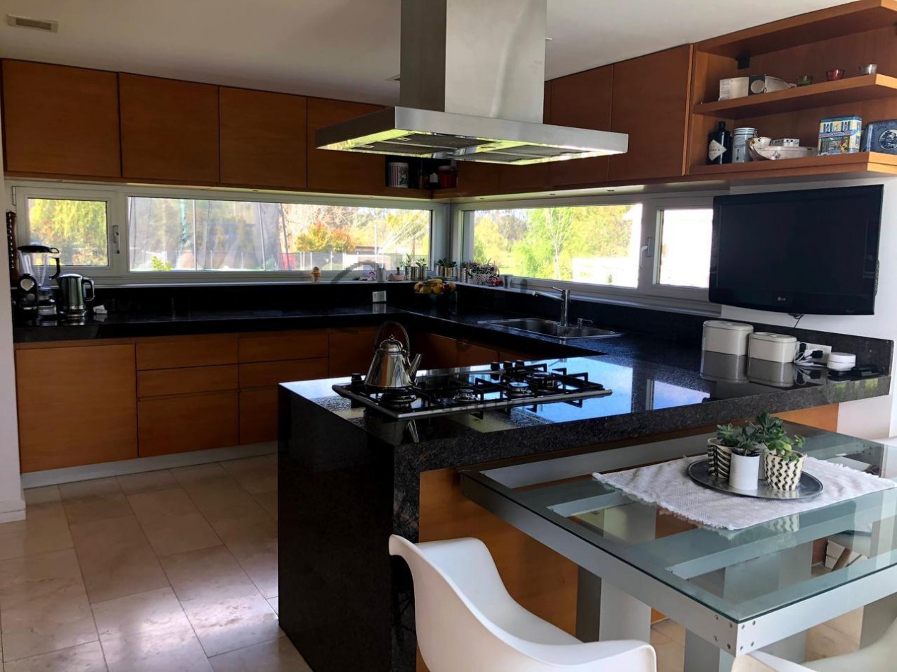 CASA 5 AMBIENTES BARRIO PRIVADO RUMENCO