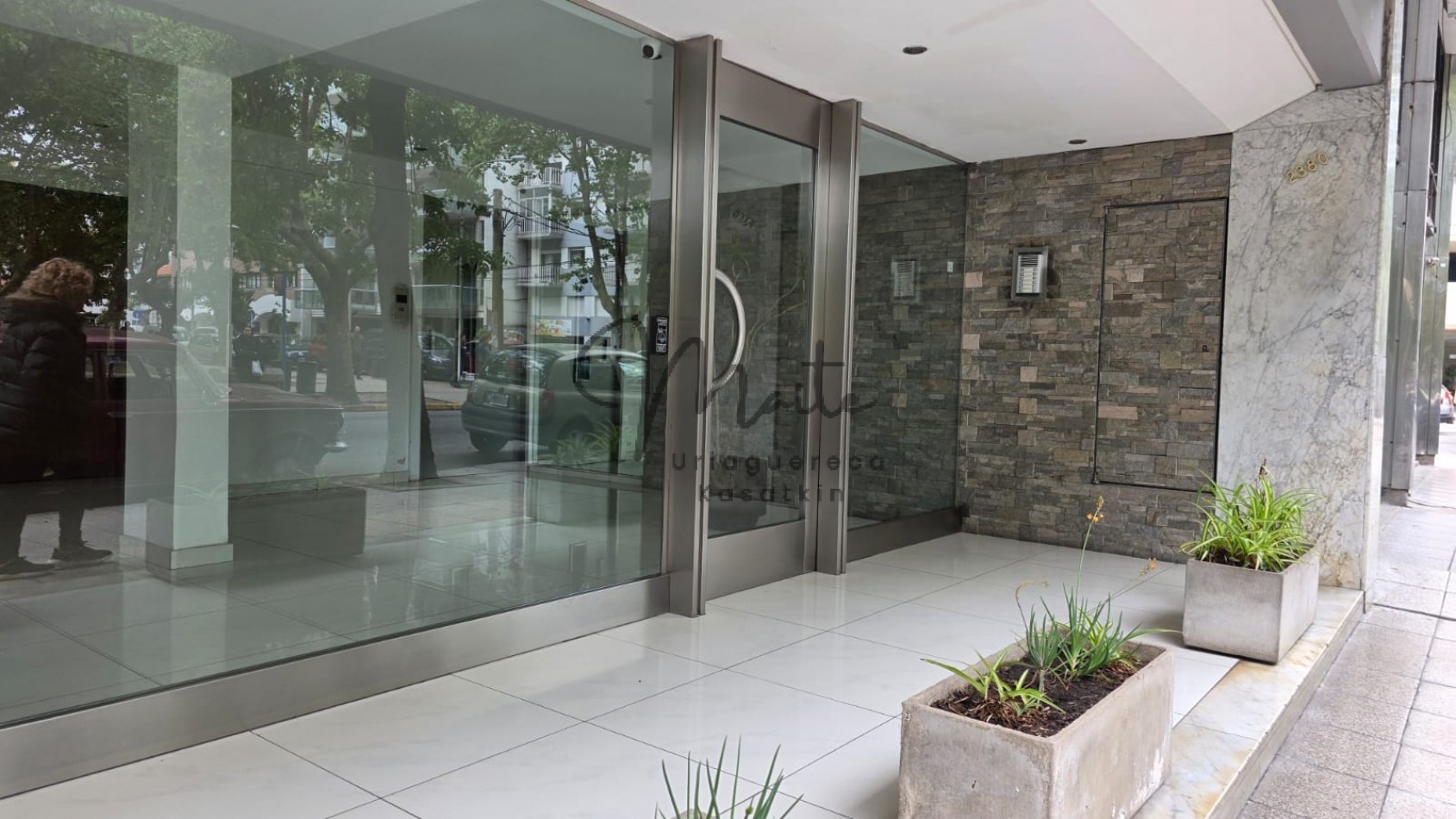 DEPARTAMENTO 3 AMBIENTES CON PATIO PLAZA MITRE 