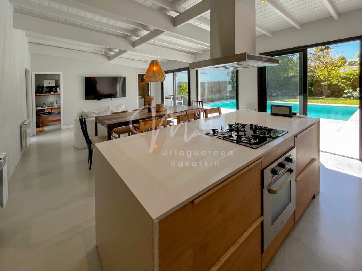 VENTA CASA 4 AMBIENTES LOS PINARES JARDIN PISCINA CLIMATIZADA 