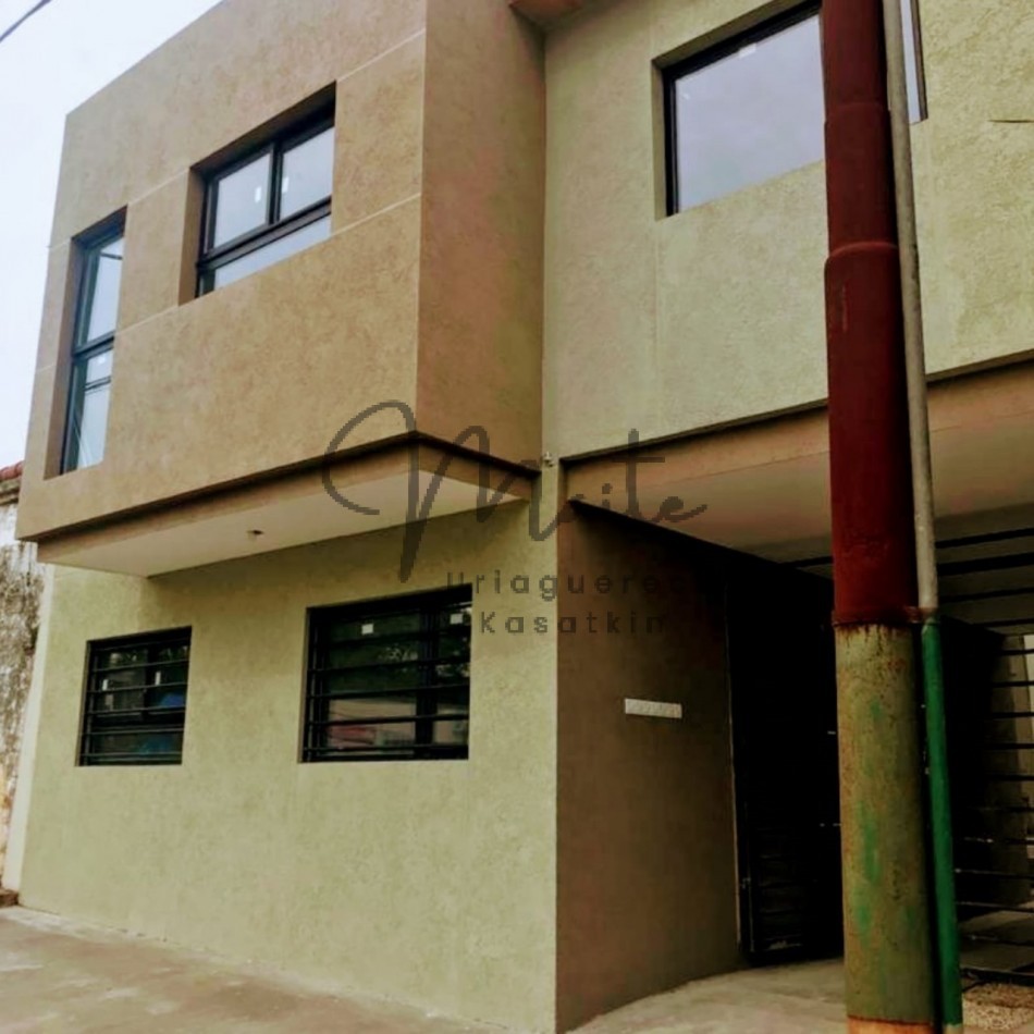 VENTA PH 2 AMB  PLANTA BAJA FRENTE PLAZA ITALIA  COCHERA DESCUBIERTA 