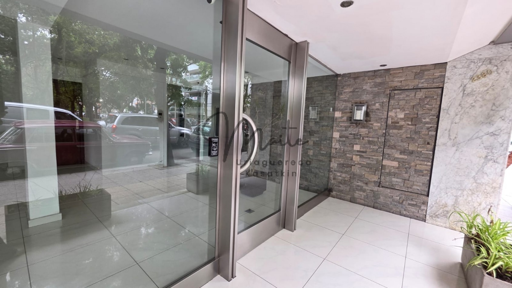 DEPARTAMENTO 3 AMBIENTES CON PATIO PLAZA MITRE 