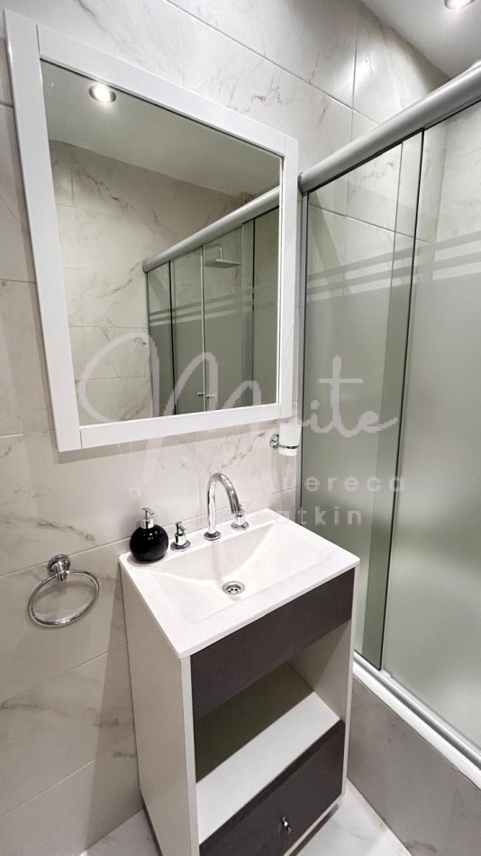 VENTA  DEPARTAMENTO 2 AMBIENTES CON DEPENDENCIA AL  FRENTE CON BALCON  RECICLADO ZONA CENTRO  OPCION COCHERA  