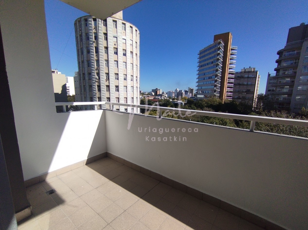 DEPARTAMENTO 2 AMBIENTES CON BALCON AL FRENTE ZONA CENTRO 