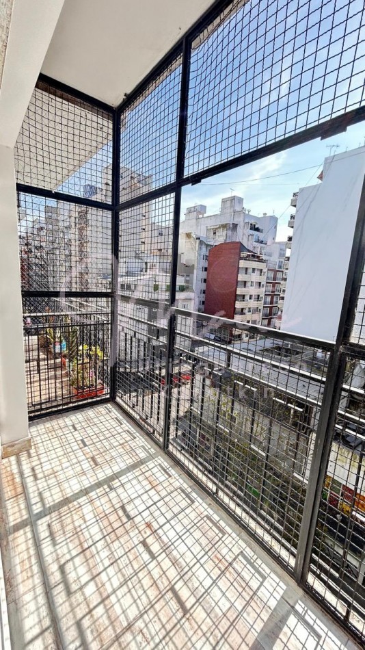 VENTA  DEPARTAMENTO 2 AMBIENTES CON DEPENDENCIA AL  FRENTE CON BALCON  RECICLADO ZONA CENTRO  OPCION COCHERA  