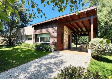VENTA CASA 4 AMBIENTES ACANTILADOS JARDIN PARRILLA