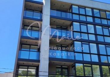   DEPARTAMENTO 2 AMBIENTES AL FRENTE CON  BALCON A ESTRENAR ZONA ALDREY COCHERA  